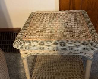 End Table (2 of 2)
Part of 7 PC vintage wicker sunroom set
21x21x22