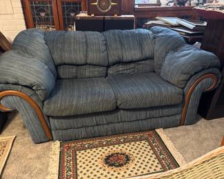 Love Seat
Extremely Comfy!
Oak Accents