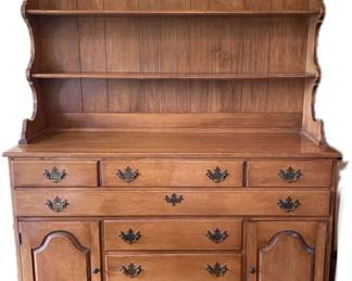 211 Vintage Buffet W Hutch