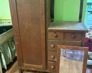 002 549 Vtg Or Atq   Chifferobe
