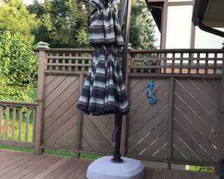 TREASURE GARDEN AKZ. 11’oc/10’ square foot. Cantilever.   New price $1580.   Used a few times.  Selling for $650