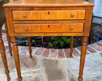 Antique sidetable.