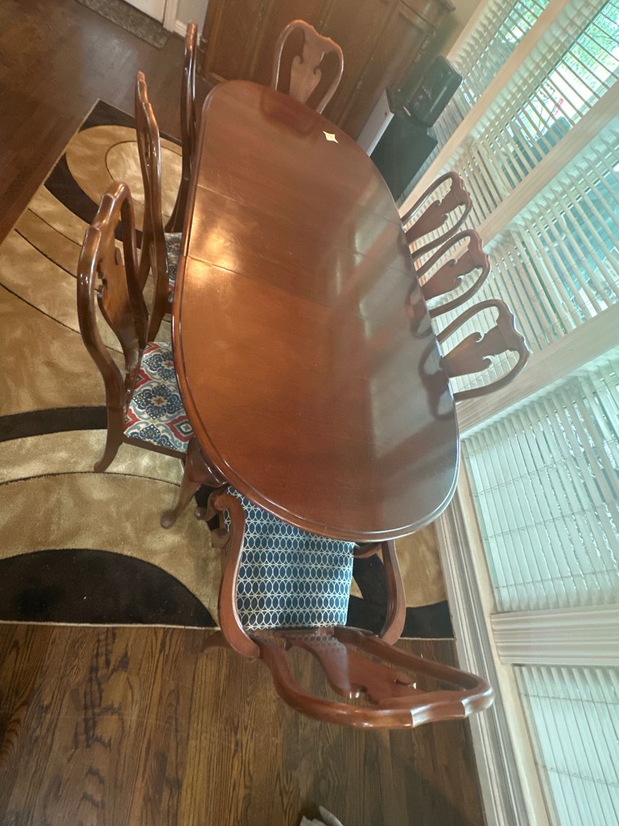 A beautiful dinning table 
$250 or OBO