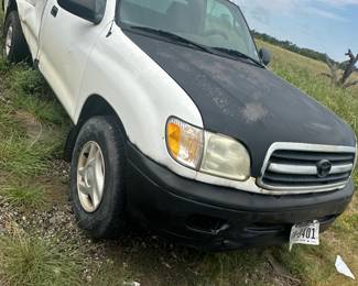 2002 Toyota Tundra pick up
With 335k miles works perfect
$2000 or OBO