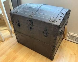 6097 Vintage Wooden Trunkmin
