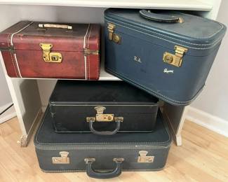 6097 Vintage Luggage Selectionmin
