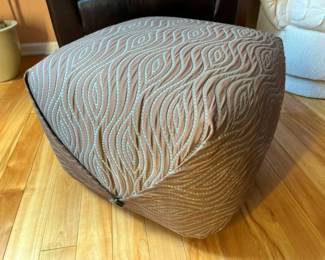 6097 Upholstered Poufmin