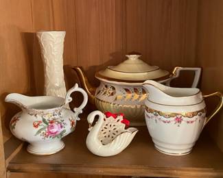 Teapot & Creamers