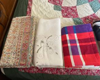Assorted Linen, Sheets, & Blankets