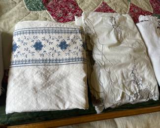 Assorted Linen, Sheets, & Blankets