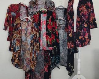 8 Slinky Brand Velvet Kimonos Floral Size Large