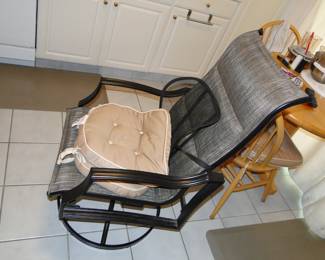4 of these patio chairs and table