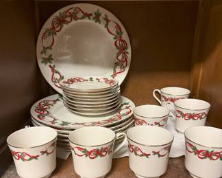 This is a much-loved set of Christmas china. There is also a matching set of salt and pepper shakers.