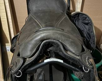 Barefoot Treeless English Saddle front