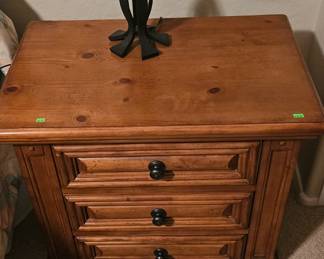 Extra nightstand picture 