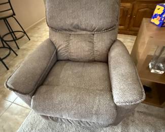 la-Z-Boy rocker recliner like new 