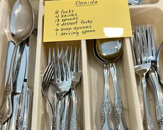 ONEIDA 41 PIECE FLATWARE SET.