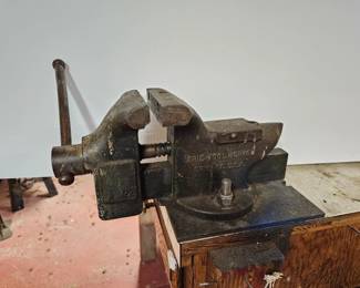 67 VintageErieToolworksSuperiorNo44BenchVise