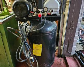 25 CentralPneumatic220VCastIronVerticalAirCompressor