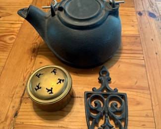 38 CastIronKettleShieldTrivetBrassPotpourriBox