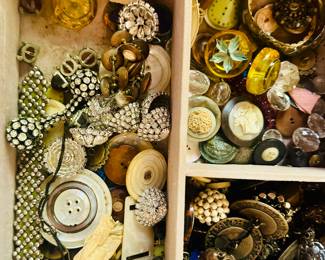 Large sélection of antique and vintage buttons