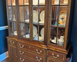 Beautiful China hutch, comes in 2 pieces 