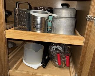Lots of kitchen items