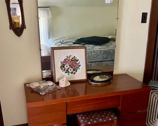 Vintage vanity set