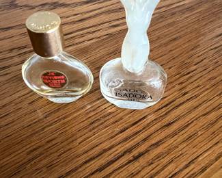Small Perfume Bottles - Paris 
Isadora - Je Reviens 