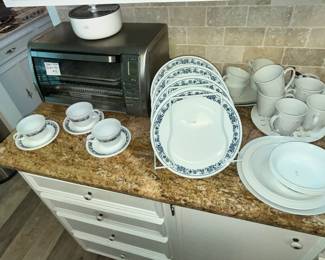 PYREX DINNERWARE SET