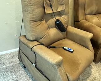 VERY NICE LIFT RECLINER
