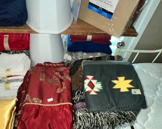 THROWS & BLANKETS