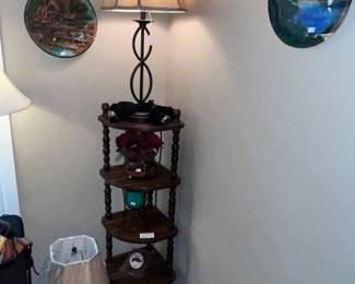 CORNER ETAGERE AND PAIR OF IRON TABLE LAMPS