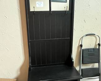 MUDROOM STORAGE SEAT / COAT RACK
