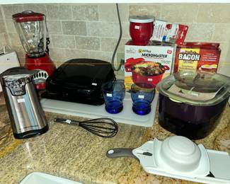 LOTS OF GREAT SMALL APPLIANCES!