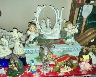 FIGURINES