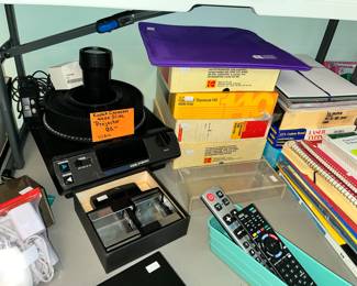 NICE KODAK CAROUSEL 4400 SLIDE PROJECTOR w/ BOX. LOTS OF SLIDE ACCESSORIES