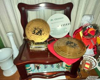 "MR. CHRISTMAS" SYMPHONIUM w/ LOTS OF MUSIC DISCS