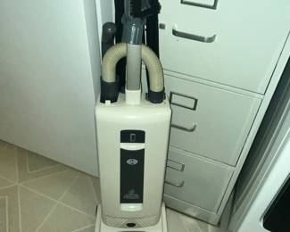 WOW! GERMAN-MADE "SEBO AUTOMATIC X5" HOSPITAL GRADE VACUUM CLEANER. NEARLY $900 NEW.