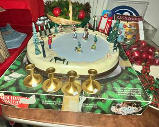 MR. CHRISTMAS "HOLIDAY SKATERS" SET