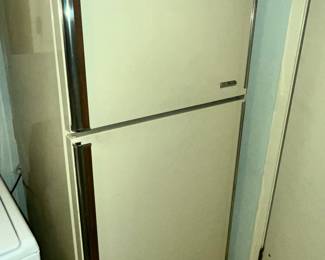 CLEAN 2-DOOR FRIDGE