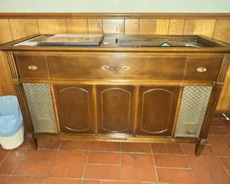 VINTAGE 1960's MAGNAVOX "ASTROSONIC" CONSOLE STEREO