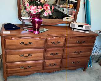 BEAUTIFUL VINTAGE FRENCH PROVINCIAL DRESSER & MIRROR