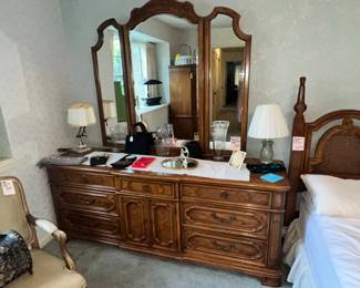 GORGEOUS THOMASVILLE BEDROOM SET