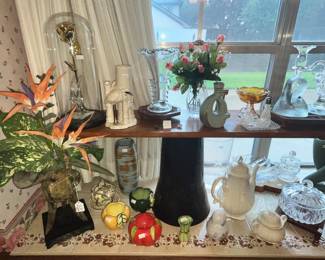 LOTS OF GLASSWARE & CERAMICS