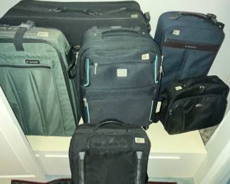 LOTS OF NICE LUGGAGE