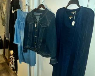 MANY FINE WOMEN'S CLOTHES