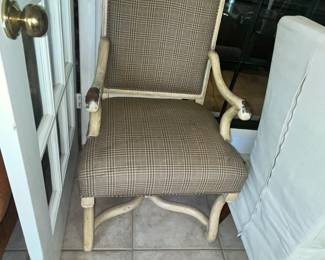ACCENT CHAIR