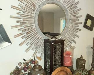 STUNNING WOODEN SUNBURST-FRAME MIRROR