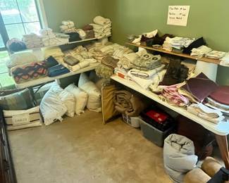 LOTS OF NICE LINENS